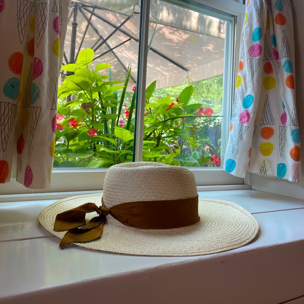 Vintage “creatures of love” straw hat <3